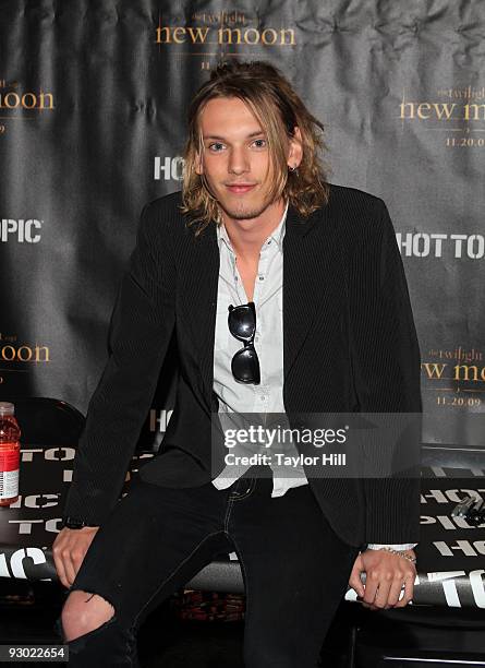 Jamie Campbell Bower promotes "The Twilight Saga: New Moon" at the Mall of Georgia on November 12, 2009 in Atlanta, Georgia.