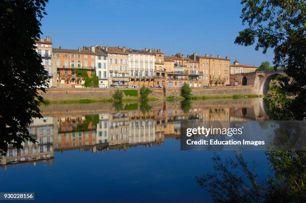 Montauban, River Tarn, Quai vilebourbon, Tarn-et-Garonne Departement, Midi-Pyrenees, France, Europe.