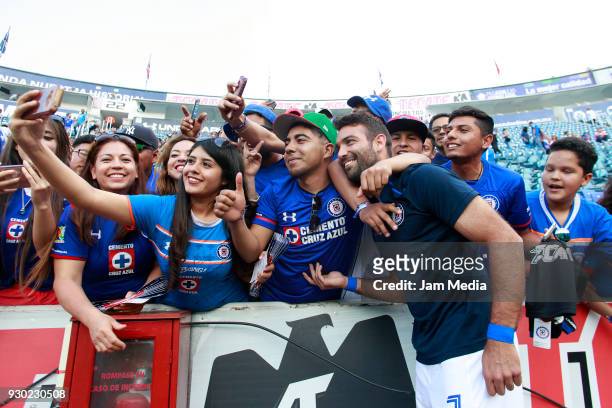 Edgar Mendez of Cruz Azul poses for a photo with fans during the 11th round match between Cruz Azul and Pachuca as part of the Torneo Clausura 2018...