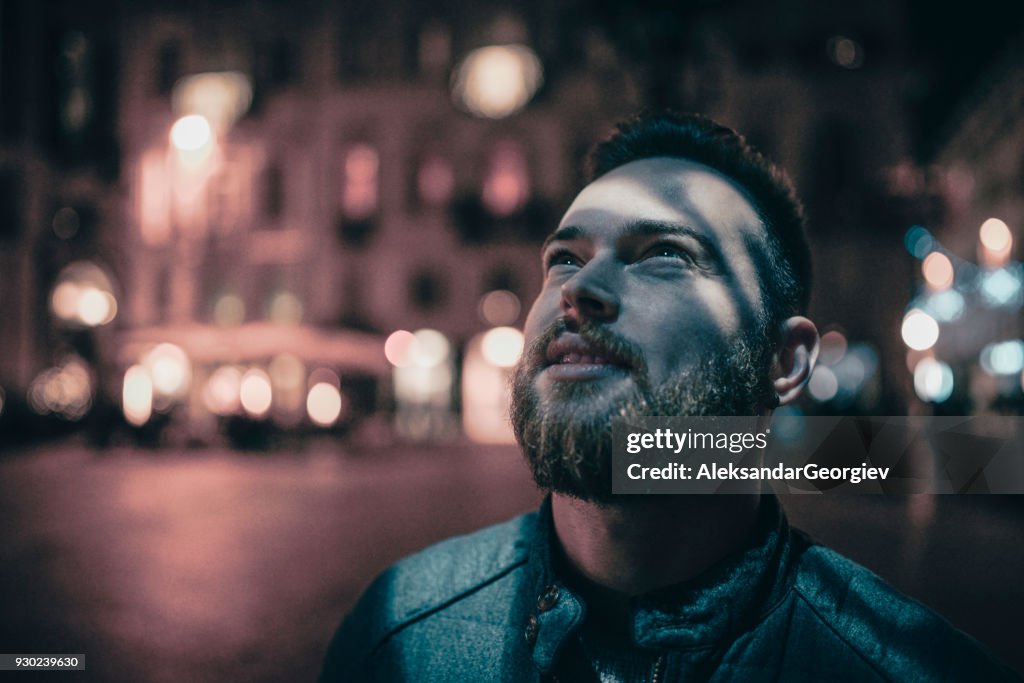 Homem barbudo bonito apreciar a holograma bela apresentação na noite