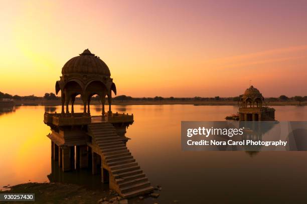 sunrise at gadisar lake in jaisalmer, rajastan. - jaisalmer fotografías e imágenes de stock