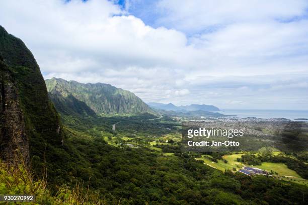 koolau berge auf oahu, hawaii, gesehen vom pali lookout - kailua stock-fotos und bilder