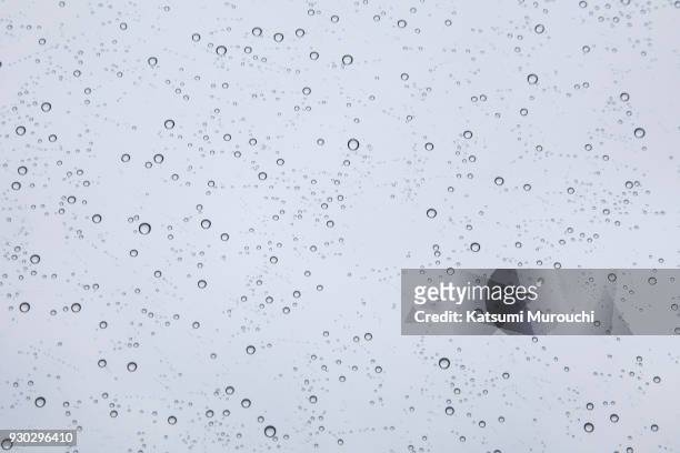 water drop texture background - gota de lluvia fotografías e imágenes de stock