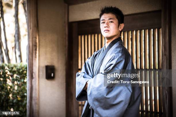 jonge man in kamakura - kimono stockfoto's en -beelden