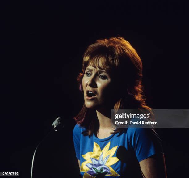 Singer Lulu performs on stage circa early 1970's.