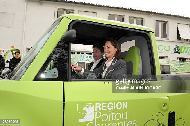 La présidente de la région Poitou-Charentes, Ségolène Royal s'installe dans un véhicule 100% électrique de la société Eco&Mobilité, le 13 Novembre...