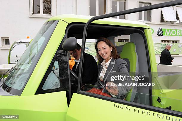 La présidente de la région Poitou-Charentes, Ségolène Royal s'installe dans un véhicule 100% électrique de la société Eco&Mobilité, le 13 Novembre...