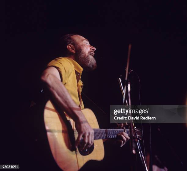 Pete Seeger performs on stage at the Felt Forum in New York City on May 09, 1974.