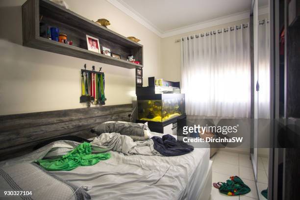 untidy house - messy bedroom 個照片及圖片檔