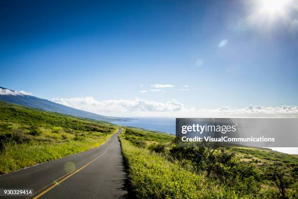 felsigen shorline auf maui, hawaii. - hawaii islands stock-fotos und bilder