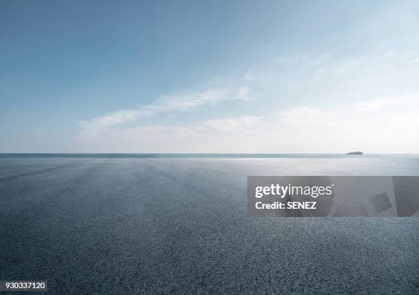 empty parking lot - horizon over land stockfoto's en -beelden