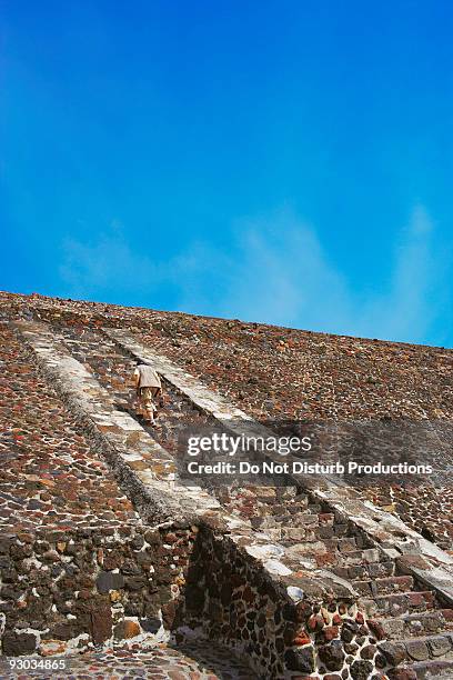 man walking on the steps of a pyramid, moon pyramid, teotihuacan, mexico - pyramid of the moon - fotografias e filmes do acervo