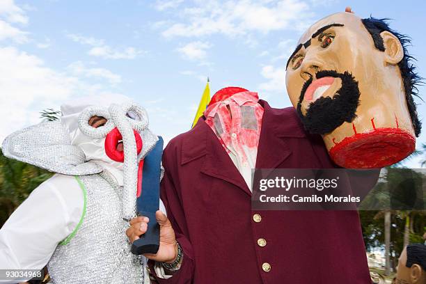 low angle view of an artist at barranquilla's carnival, barranquilla, colombia - carnaval de barranquilla stock pictures, royalty-free photos & images