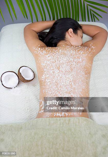 woman receiving an organic scrub treatment - coco rallado fotografías e imágenes de stock