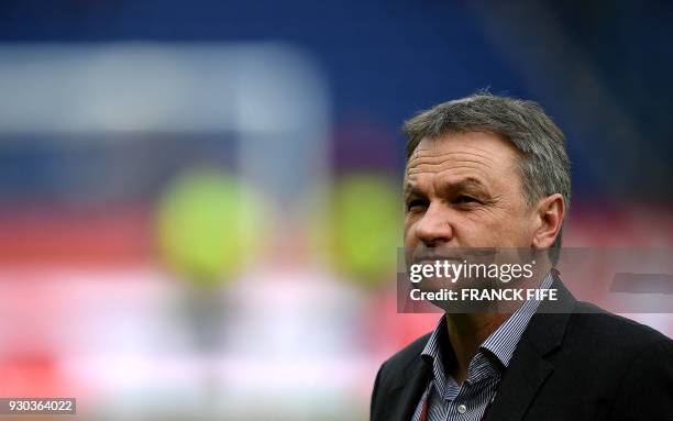 Metz's head coach Frederic Hantz looks on during the French Ligue 1 football match between Paris Saint-Germain and Metz at the Parc des Princes...