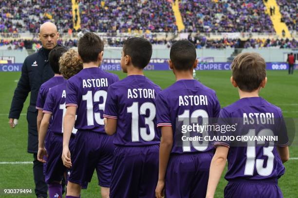 Children from both teams wear football jerseys number 13 to pay tribute to late Fiorentina's captain Davide Astori on March 11, 2018 before the...