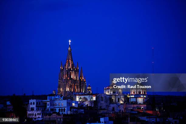 san miguel de allende with la parroquia church at night. - san miguel de allende 個照片及圖片檔