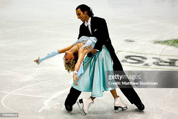 Benjamin Agosto and Tanith Belbin compete in the Compulsory Dance during the Cancer.Net Skate America at Herb Brooks Arena on November 13, 2009 in...