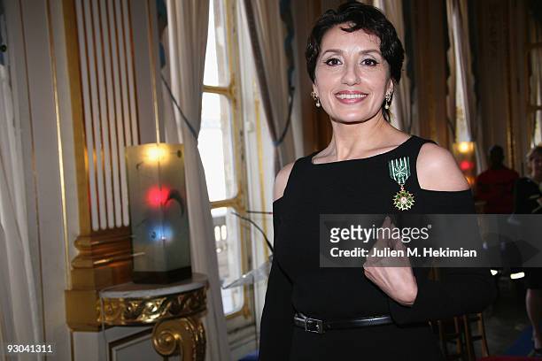 Spanish singer Luz Casal poses with her medal for "Officier dans l'Ordre des Arts et des Lettres" presented by French minister for Culture Frederic...