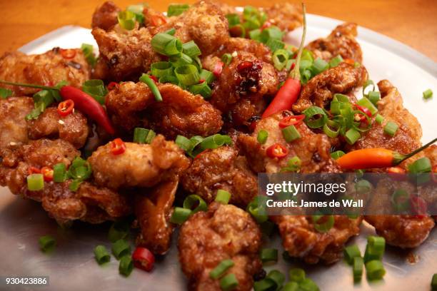 korean fried chicken - korean fried chicken stock pictures, royalty-free photos & images