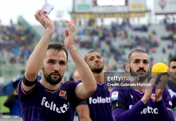 Milan Badelj of ACF Fiorentina shows the captain's armband to the fans during the serie A match between ACF Fiorentina and Benevento Calcio at Stadio...