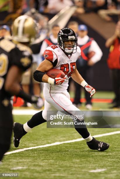 Tony Gonzalez of the Atlanta Falcons runs with a catch against the New Orleans Saints at the Louisiana Superdome on November 2, 2009 in New Orleans,...