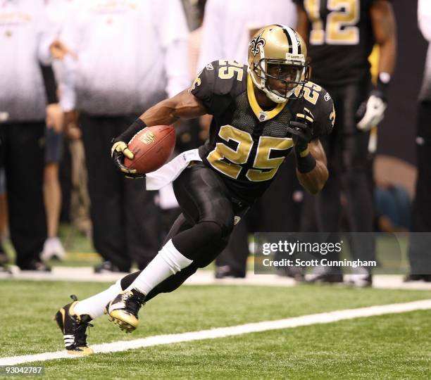 Reggie Bush of the New Orleans Saints carries the ball against the Atlanta Falcons at the Louisiana Superdome on November 2, 2009 in New Orleans,...
