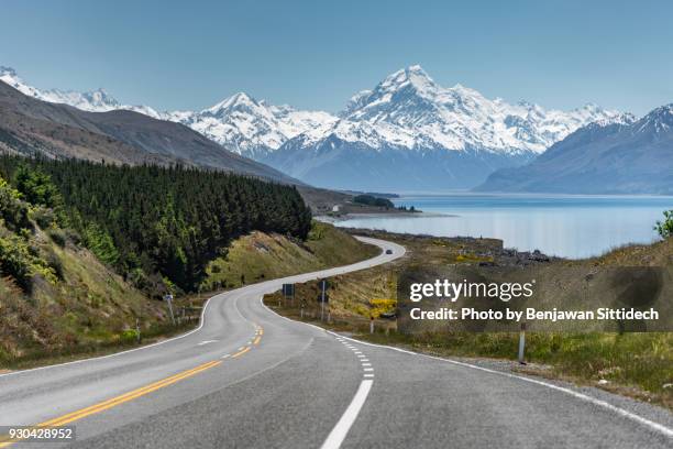 winding road leading to mount cook (aoraki), south island, new zealand - lake pukaki stock pictures, royalty-free photos & images