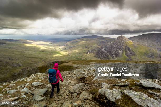 senderismo en parque nacional de snowdonia, gales, reino unido. - snowdonia fotografías e imágenes de stock