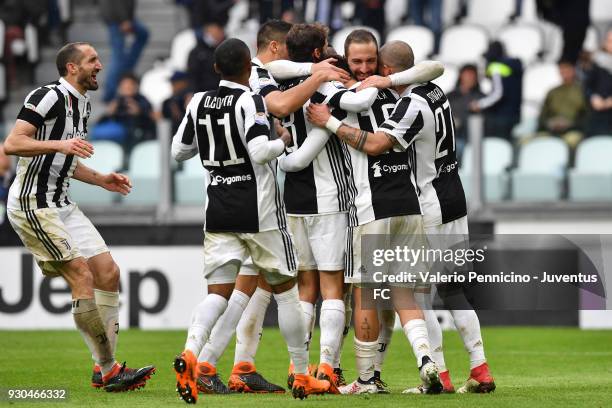 Paulo Dybala of Juventus celebrates his goal of 2-0 with teammates during the serie A match between Juventus and Udinese Calcio on March 11, 2018 in...