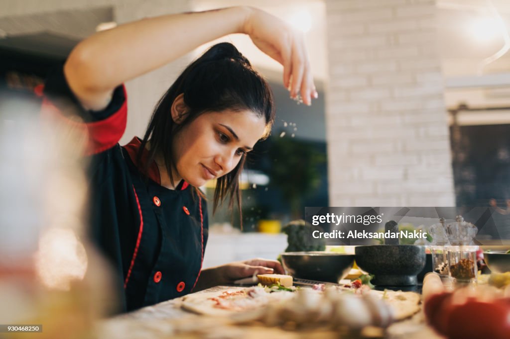 Chef-kok pizza maken in een keuken