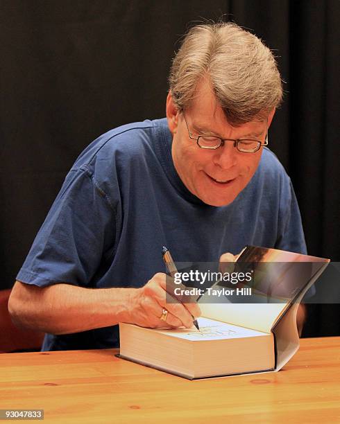 Stephen King promotes "Under the Dome" at Barnes & Noble Buckhead on November 13, 2009 in Atlanta, Georgia.