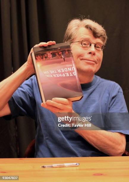 Stephen King promotes "Under the Dome" at Barnes & Noble Buckhead on November 13, 2009 in Atlanta, Georgia.