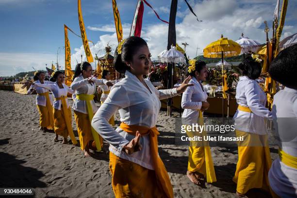 Hindus devotees women performance dance during the Melasti ritual ceremony at Parangkusumo beach on March 11, 2018 in Yogyakarta, Indonesia.The...