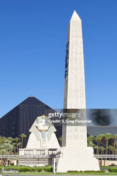 sphinx + obelisk - luxor las vegas - las vegas pyramid stock pictures, royalty-free photos & images