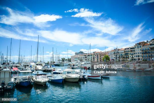 französische riviera in cannes stadt - cannes croisette stock-fotos und bilder