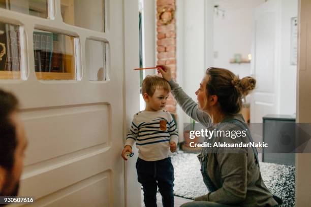 quanto sono alto? - alta foto e immagini stock