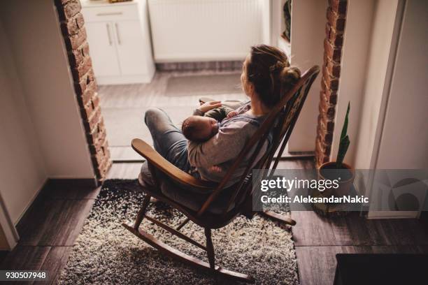 mama en baby in een schommelstoel - schommelen schommelstoel stockfoto's en -beelden