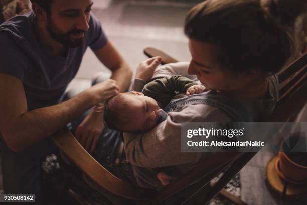 pasar tiempo con nuestro nuevo miembro de la familia - mum dad and baby fotografías e imágenes de stock