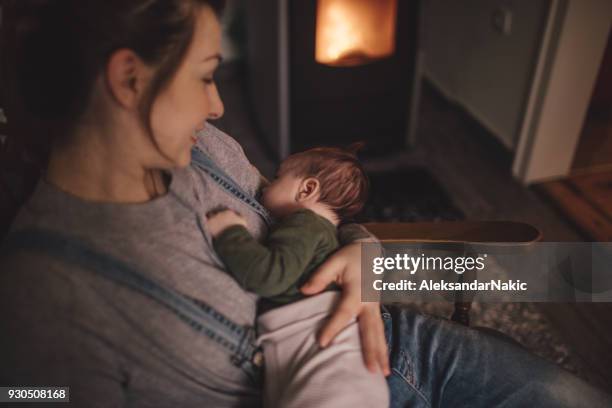 mamá y bebé en una mecedora - balancearse fotografías e imágenes de stock