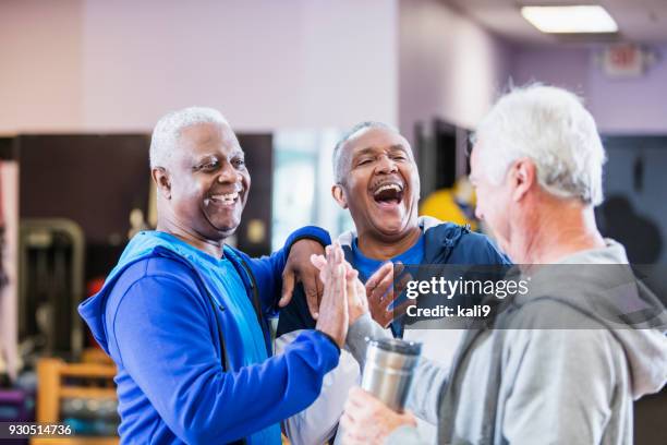 drie senior mannen opknoping uit bij gym, praten - 2017 common good forum stockfoto's en -beelden