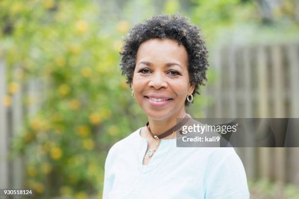 donna afro-americana matura all'aperto - 55 59 anni foto e immagini stock