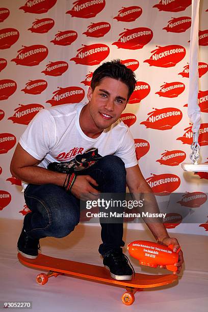 Dean Geyer poses with the award for Fave Aussie Hottie during the Australian Nickelodeon Kids' Choice Awards 2009 at Hisense Arena on November 13,...