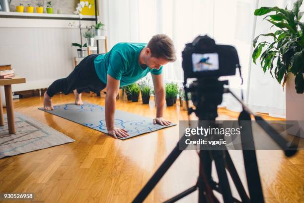 yoga thuis - bloggen stockfoto's en -beelden