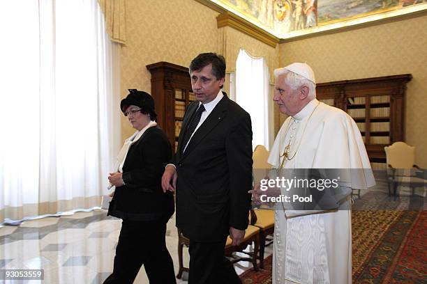 Pope Benedict XVI meets with Czech Prime Minister Jan Fischer and his wife at his private library on November 14, 2009 in Vatican City, Vatican. The...