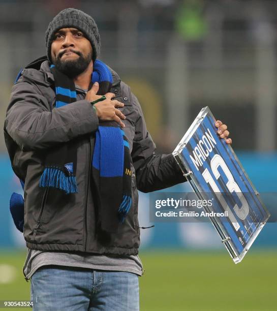 Internazionale Milano former player Maicon greets the fans prior to the serie A match between FC Internazionale and SSC Napoli at Stadio Giuseppe...