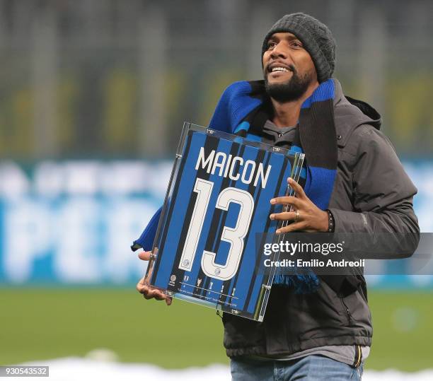 Internazionale Milano former player Maicon greets the fans prior to the serie A match between FC Internazionale and SSC Napoli at Stadio Giuseppe...