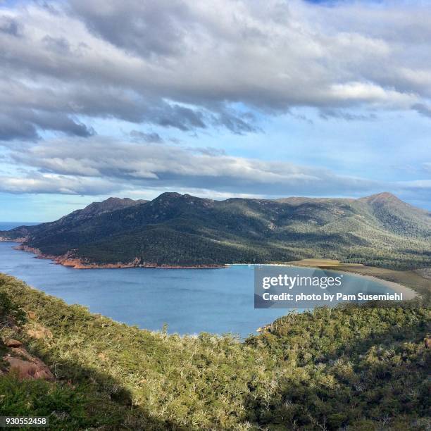 wineglass bay, freycinet national park, tasmania, australia - freycinet foto e immagini stock