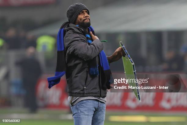 Maicon receives the plaque before the serie A match between FC Internazionale and SSC Napoli at Stadio Giuseppe Meazza on March 11, 2018 in Milan,...