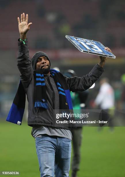 Maicon receives the plaque before the serie A match between FC Internazionale and SSC Napoli at Stadio Giuseppe Meazza on March 11, 2018 in Milan,...